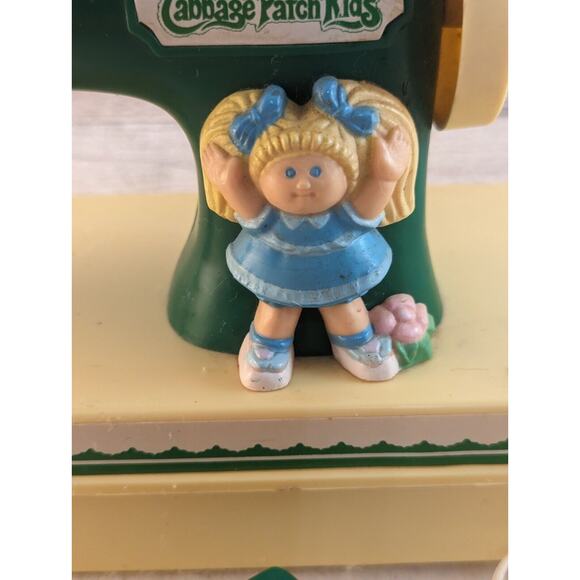 Vintage childs sewing machine Cabbage Patch Collectible Display only - Picture 2 of 8